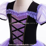 Detalhe do corpete do vestido infantil de bruxinha, com fitas imitando espartilho, renda decorativa brilhante e acabamento dourado nas bordas.