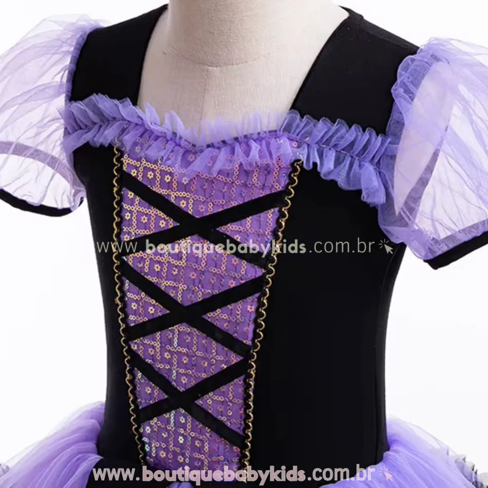 Detalhe do corpete do vestido infantil de bruxinha, com fitas imitando espartilho, renda decorativa brilhante e acabamento dourado nas bordas.