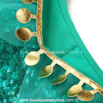 Bordado dourado sofisticado no Vestido Infantil Temático Princesa Jasmine, com aplicação de lantejoulas brilhantes, trazendo um toque real à peça.