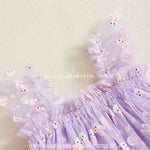 Parte superior do vestido lilás, com alças franzidas e tule estampado de coelhinhos e flores brancas, trazendo um visual delicado e encantador para ocasiões especiais. 