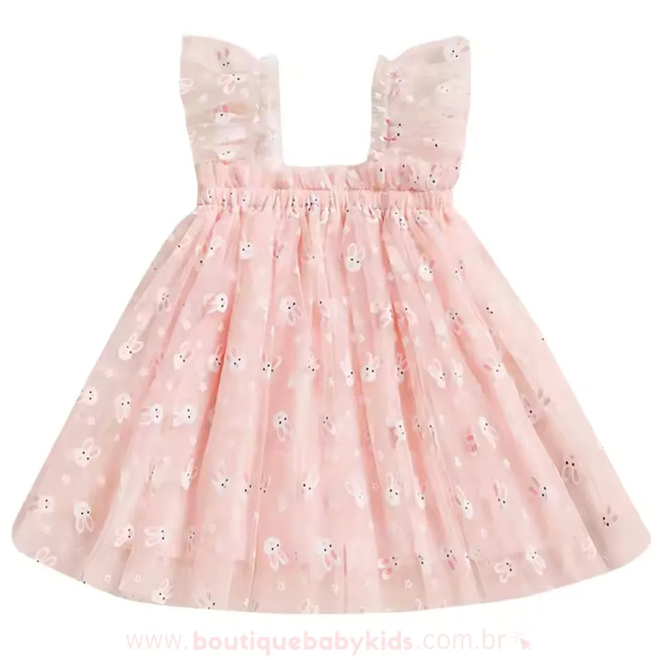 Vestido infantil rosa com tule estampado de coelhinhos brancos e pequenos detalhes florais, alças franzidas e caimento leve. 