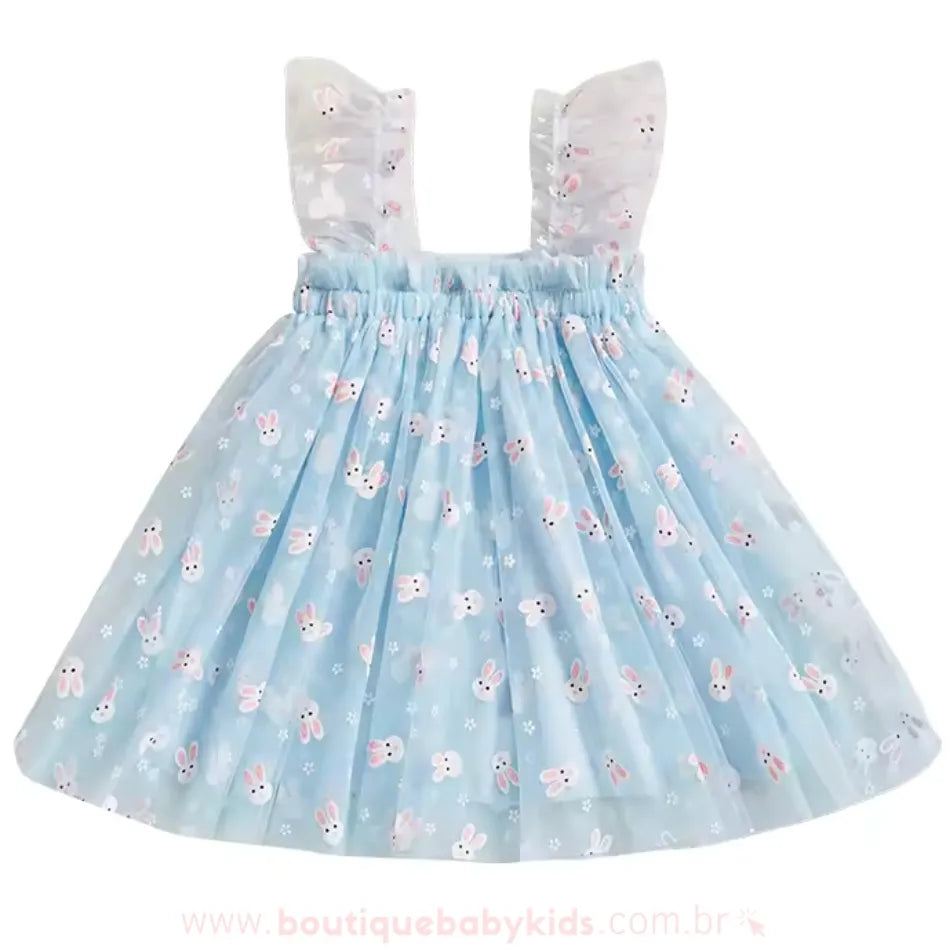 Vestido infantil azul com tule estampado de coelhinhos brancos e pequenos detalhes florais, modelagem delicada com alças franzidas. 