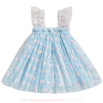 Vestido infantil azul com tule estampado de coelhinhos brancos e pequenos detalhes florais, modelagem delicada com alças franzidas. 