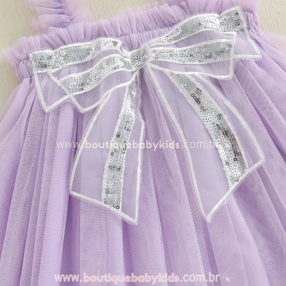 Laço de paetês prateado aplicado na parte frontal do Vestido Infantil Tule Laço de Paetês lilás da Boutique Baby Kids.