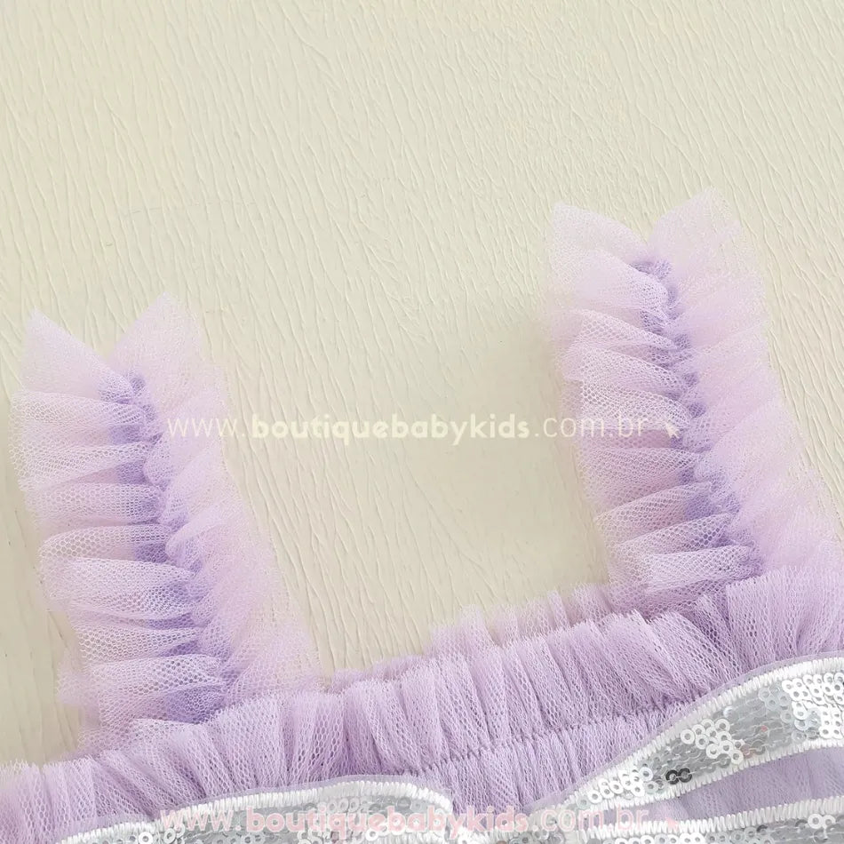 Detalhe das alças de tule franzido do Vestido Infantil Tule Laço de Paetês lilás da Boutique Baby Kids.