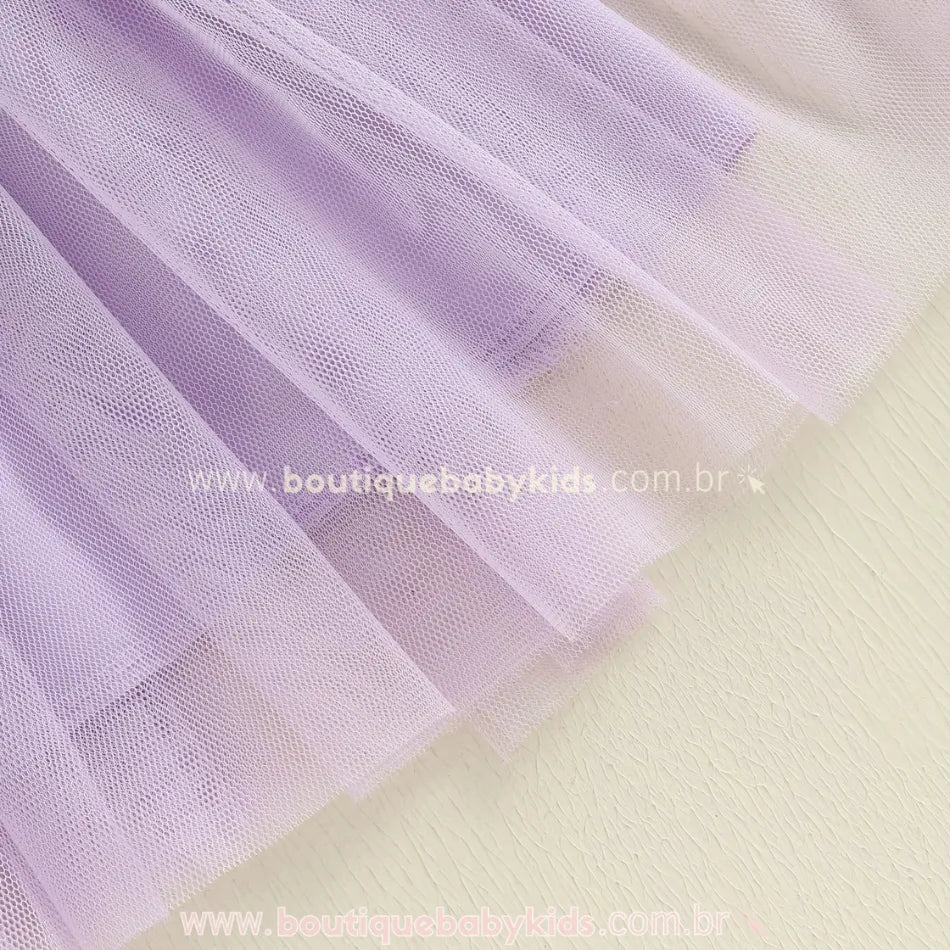 Detalhe do tule do Vestido Infantil Tule Laço de Paetês cor lilás da Boutique Baby Kids, com tecido leve e esvoaçante.