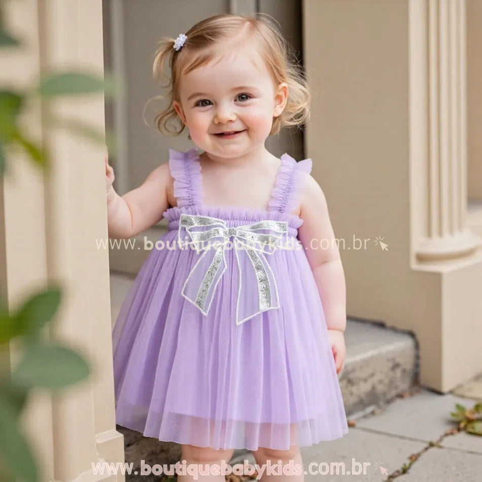 Criança vestindo o Vestido Infantil Tule Laço de Paetês lilás, modelo encantador da Boutique Baby Kids.