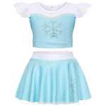Foto do conjunto completo do biquíni infantil Frozen Princesa Elsa, exibindo o top com floco de neve bordado e a saia embutida fluida, ambos em tom azul cintilante.