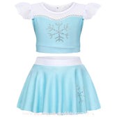 Foto do conjunto completo do biquíni infantil Frozen Princesa Elsa, exibindo o top com floco de neve bordado e a saia embutida fluida, ambos em tom azul cintilante.