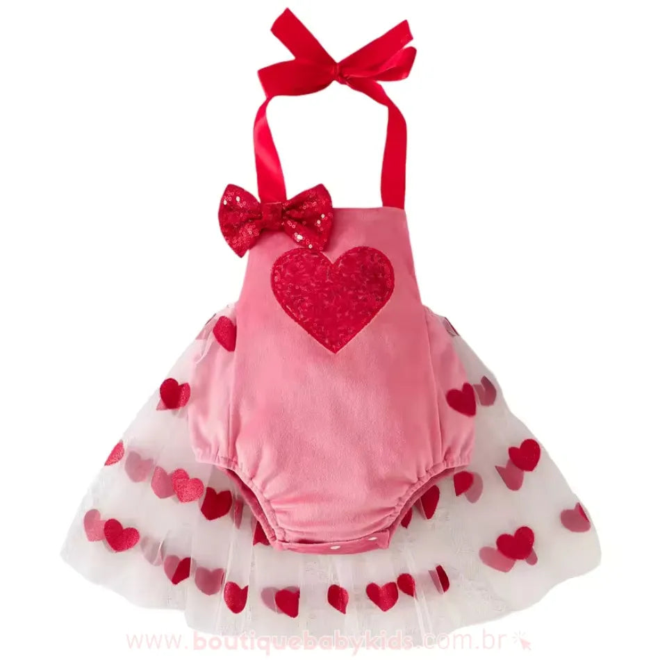 Body bebê rosa aveludado com tule volumoso de corações, detalhe de laço vermelho e coração bordado em lantejoulas, perfeito para bebês em momentos especiais.