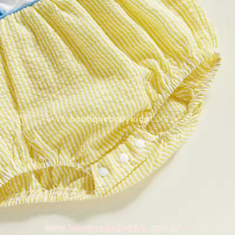 Fechamento inferior do body bebê, com botões de pressão para facilitar a troca de fraldas, destacando o tecido leve e confortável.