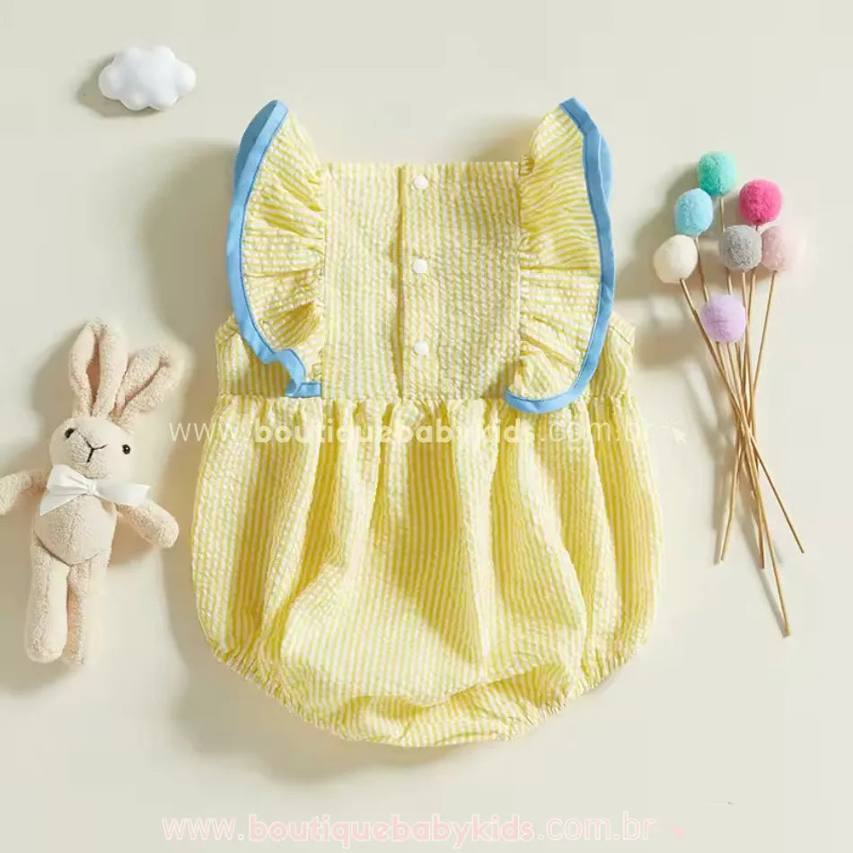 Vista traseira do body bebê amarelo com listras brancas, fechamento por botões na parte superior e acabamento azul nos babados.