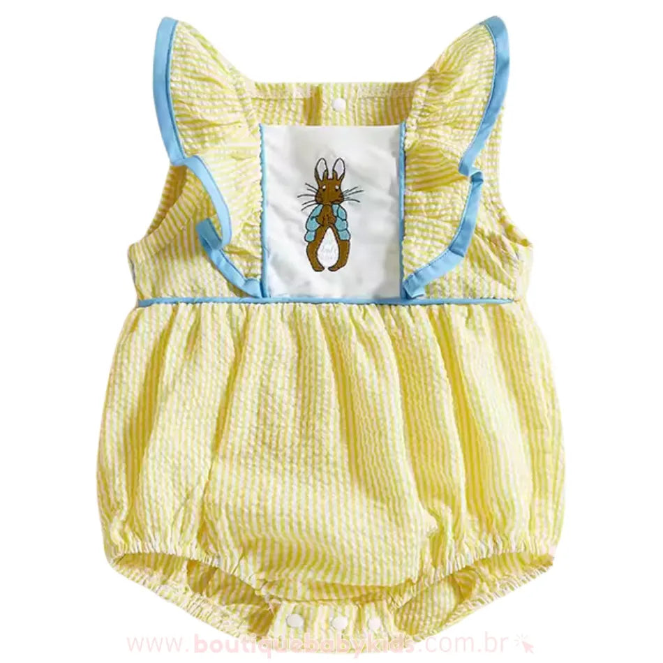 Body amarelo bebê com estampa listrada e bordado de coelhinho na parte frontal, com detalhes em azul e babados nos ombros.