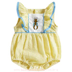 Body amarelo bebê com estampa listrada e bordado de coelhinho na parte frontal, com detalhes em azul e babados nos ombros.