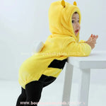 Fantasia de abelhinha bebê com listras amarelas e pretas, anteninhas e asinha 
nas costas