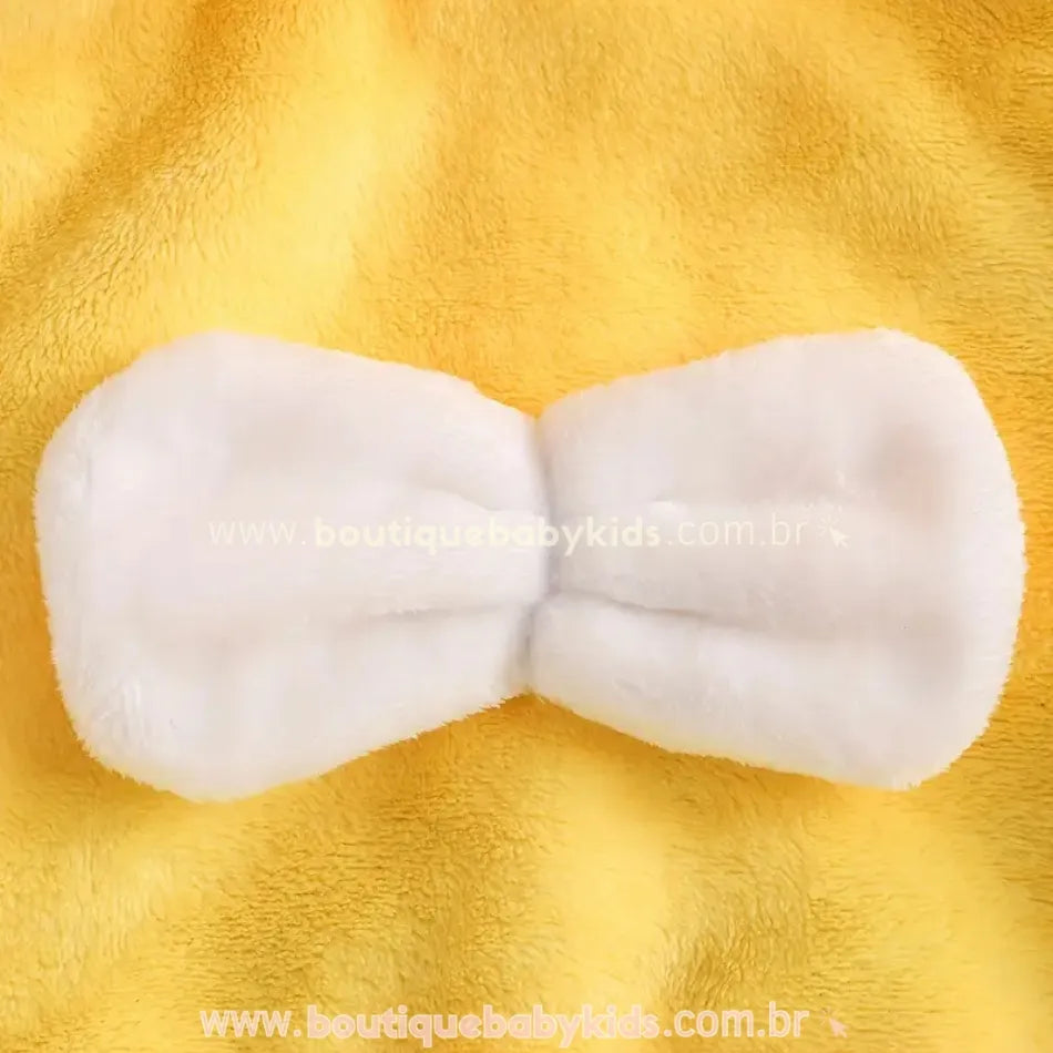 Detalhe das asinhas brancas em pelúcia nas costas do Body Fantasia Abelhinha para bebês