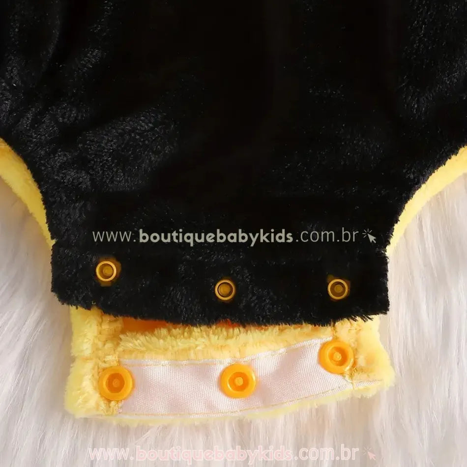 Fechamento inferior do Body Bebê Fantasia Abelhinha com botões de pressão amarelos