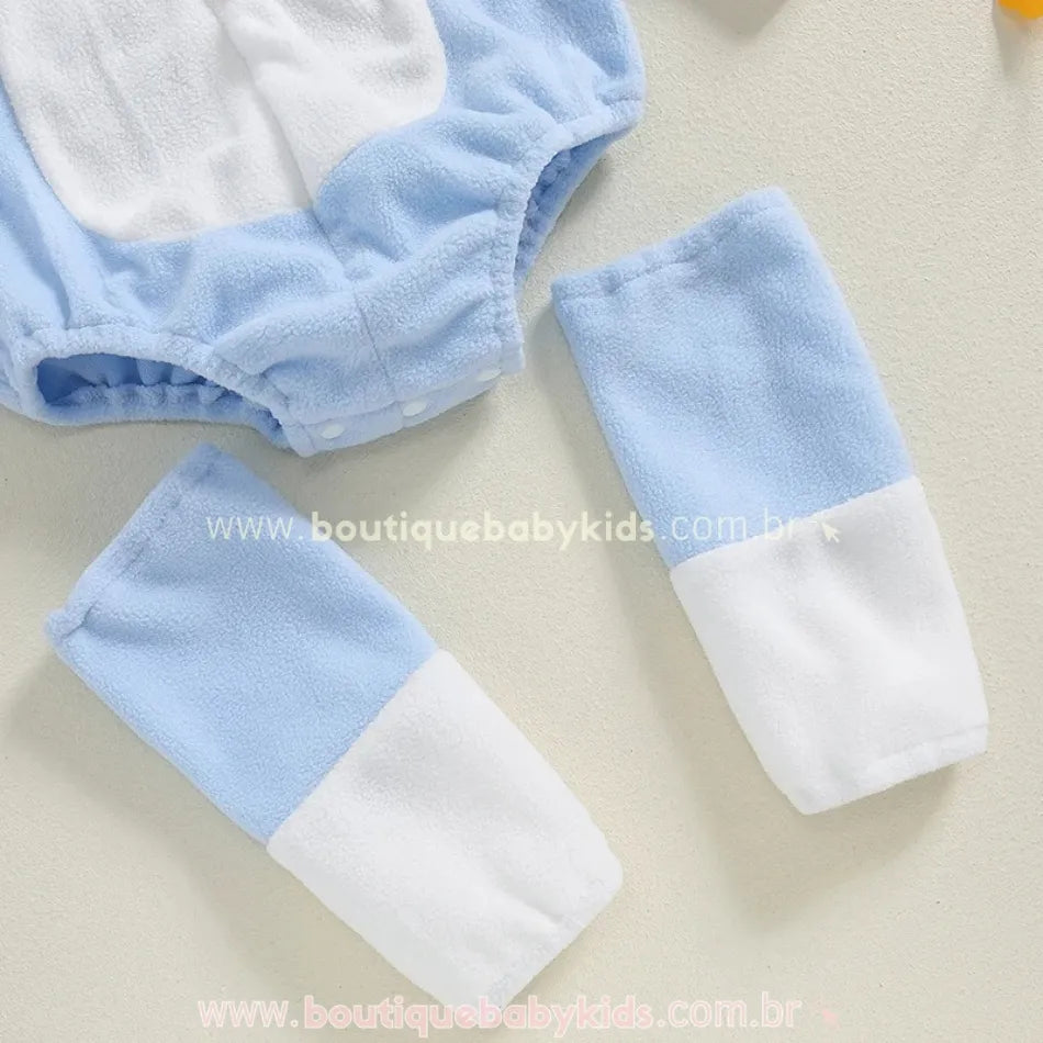 Detalhe do fechamento inferior por botões de pressão e perneiras azuis com ponta branca. 