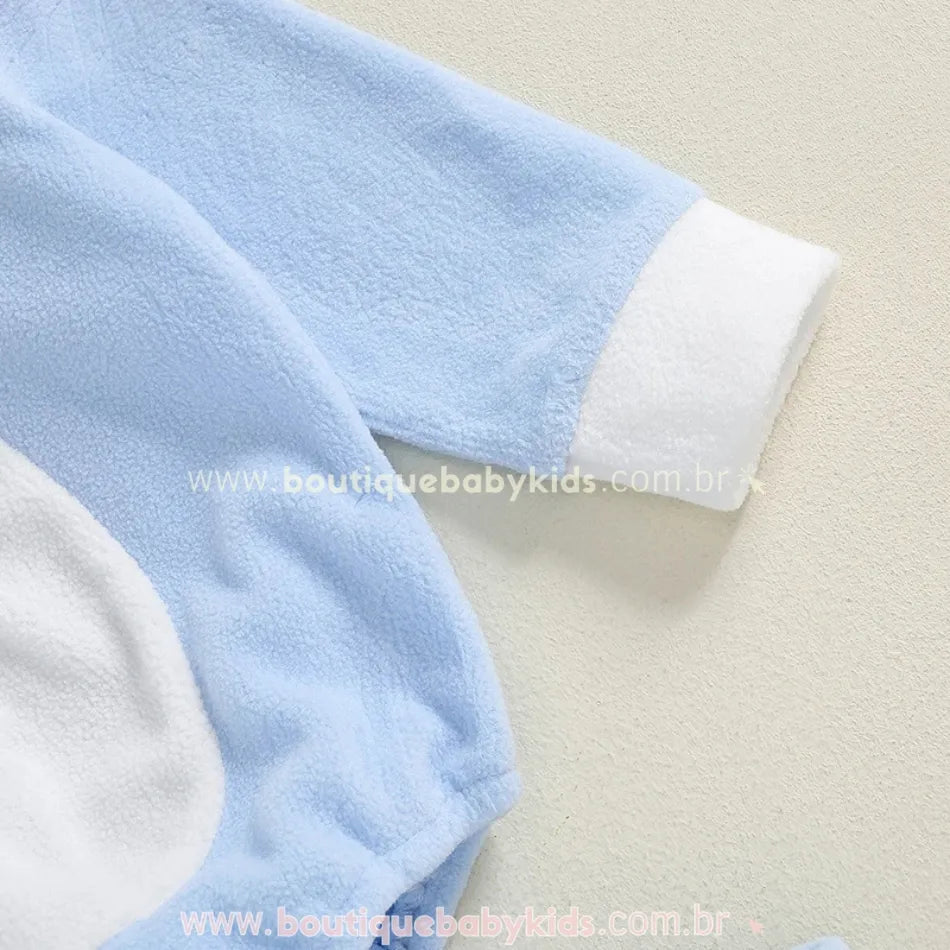 Manga do body azul claro com punho branco em tecido peluciado. 