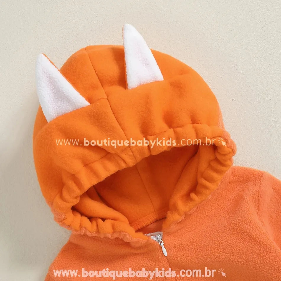 Capuz do body com orelhinhas brancas em destaque, compondo o visual da fantasia da personagem Bingo. 