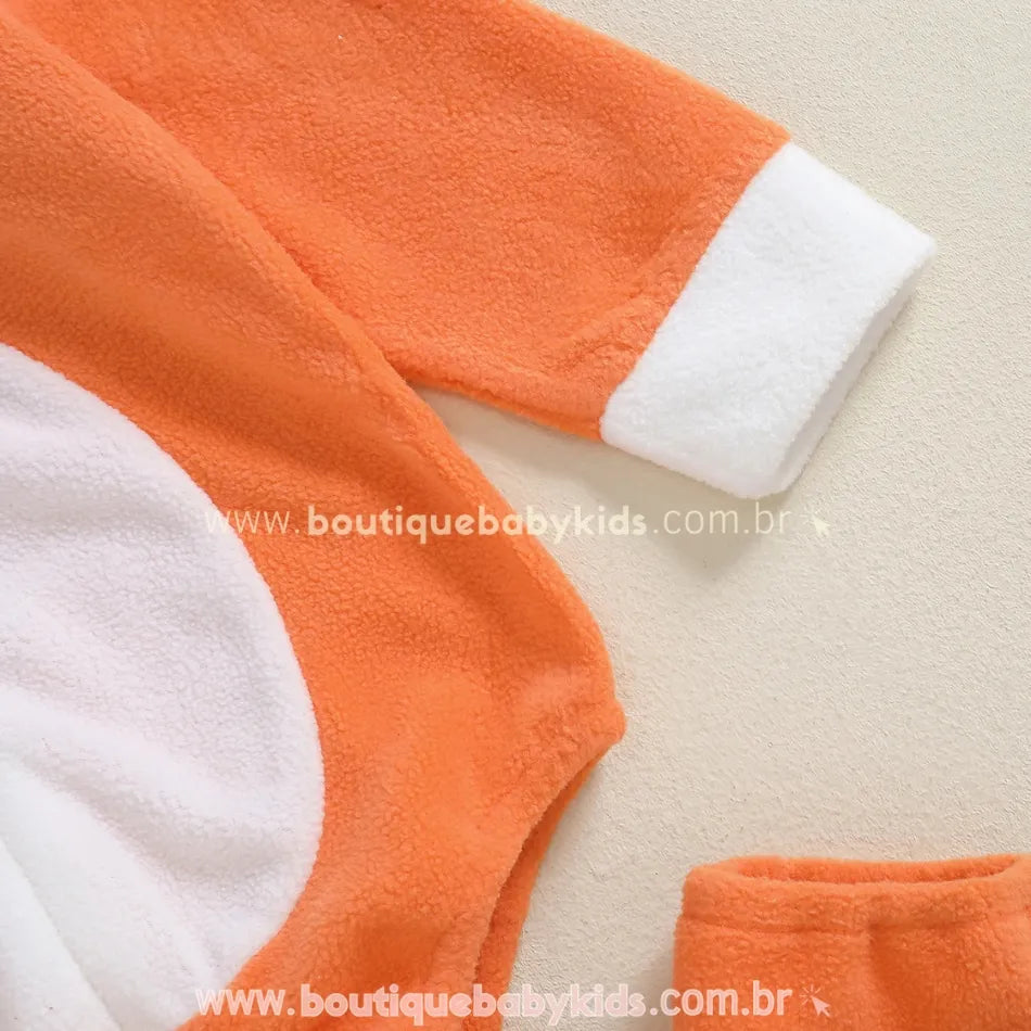 Detalhe da manga longa com punho branco contrastante do body laranja Bingo. 