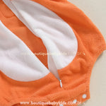 Vista interna do body laranja mostrando o forro e zíper frontal com acabamento delicado. 
