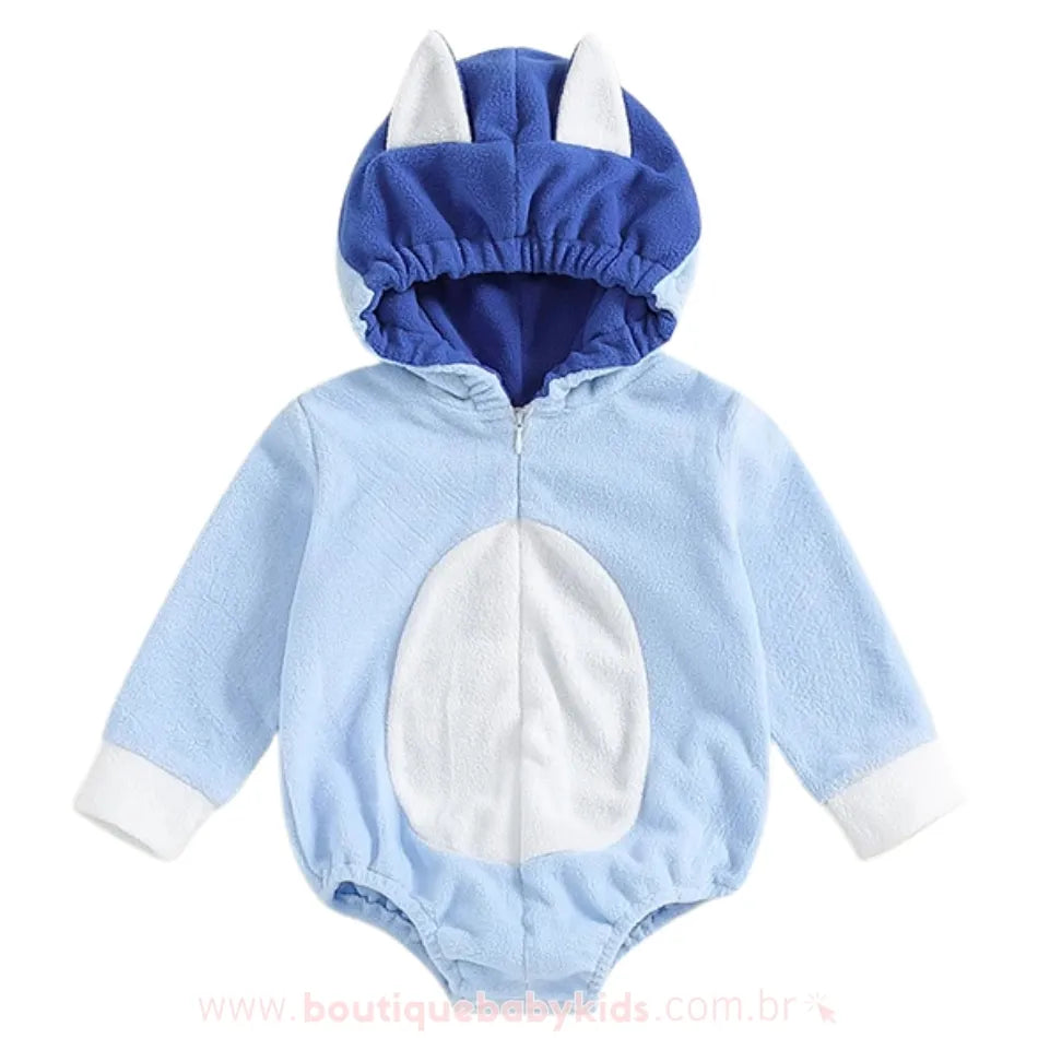 Body bebê  fantasia bluey azul claro com capuz e detalhe branco na barriga. #azul-bluey