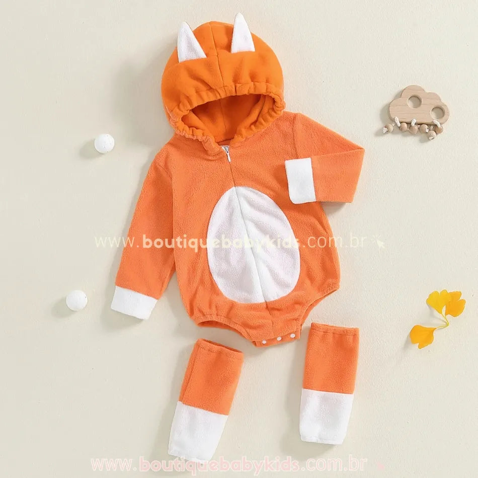 Vista frontal do body Bingo com capuz, zíper e detalhes em branco no peito e perneiras. 