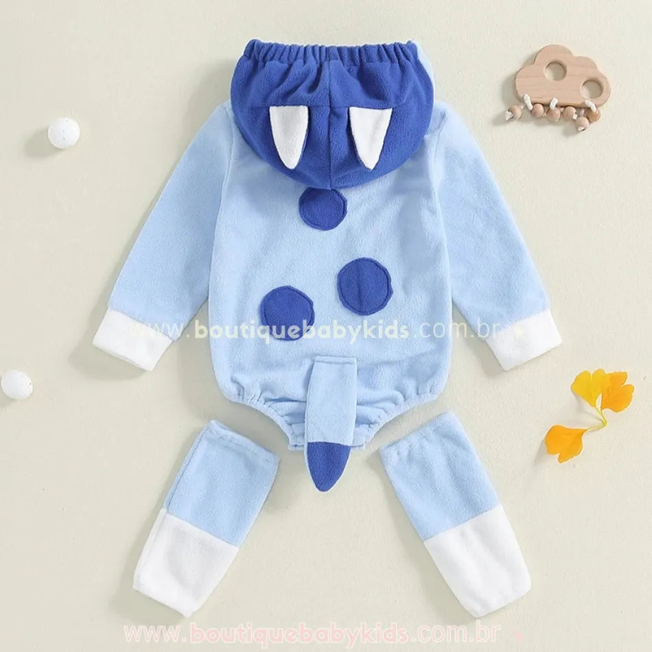 Vista traseira completa do body bluey azul com capuz, cauda e perneiras combinando. 