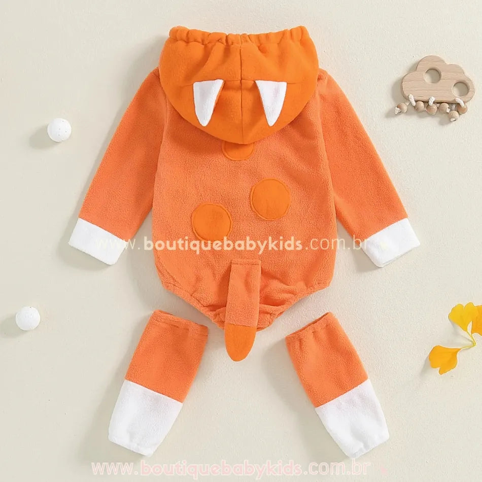 Vista traseira do body bingo laranja com capuz, bolinhas aplicadas e cauda temática. 