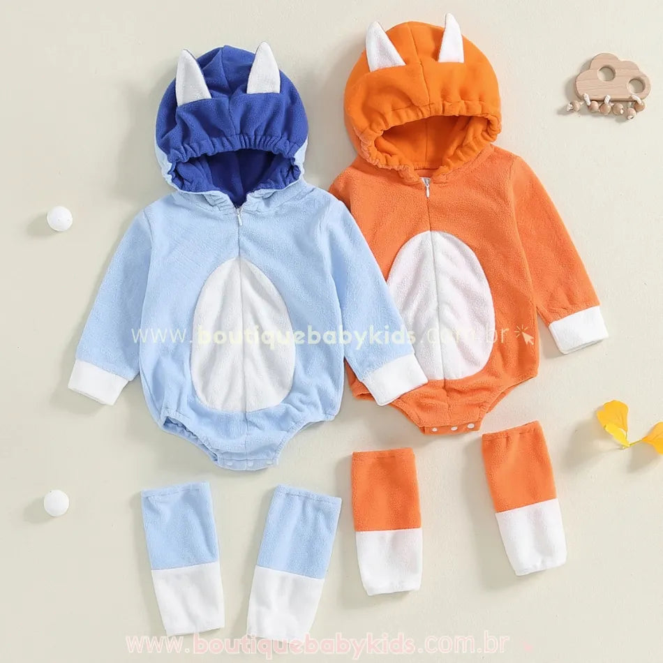 Conjunto completo com os bodies azul (Bluey) e laranja (Bingo), acompanhados de perneiras combinando.
