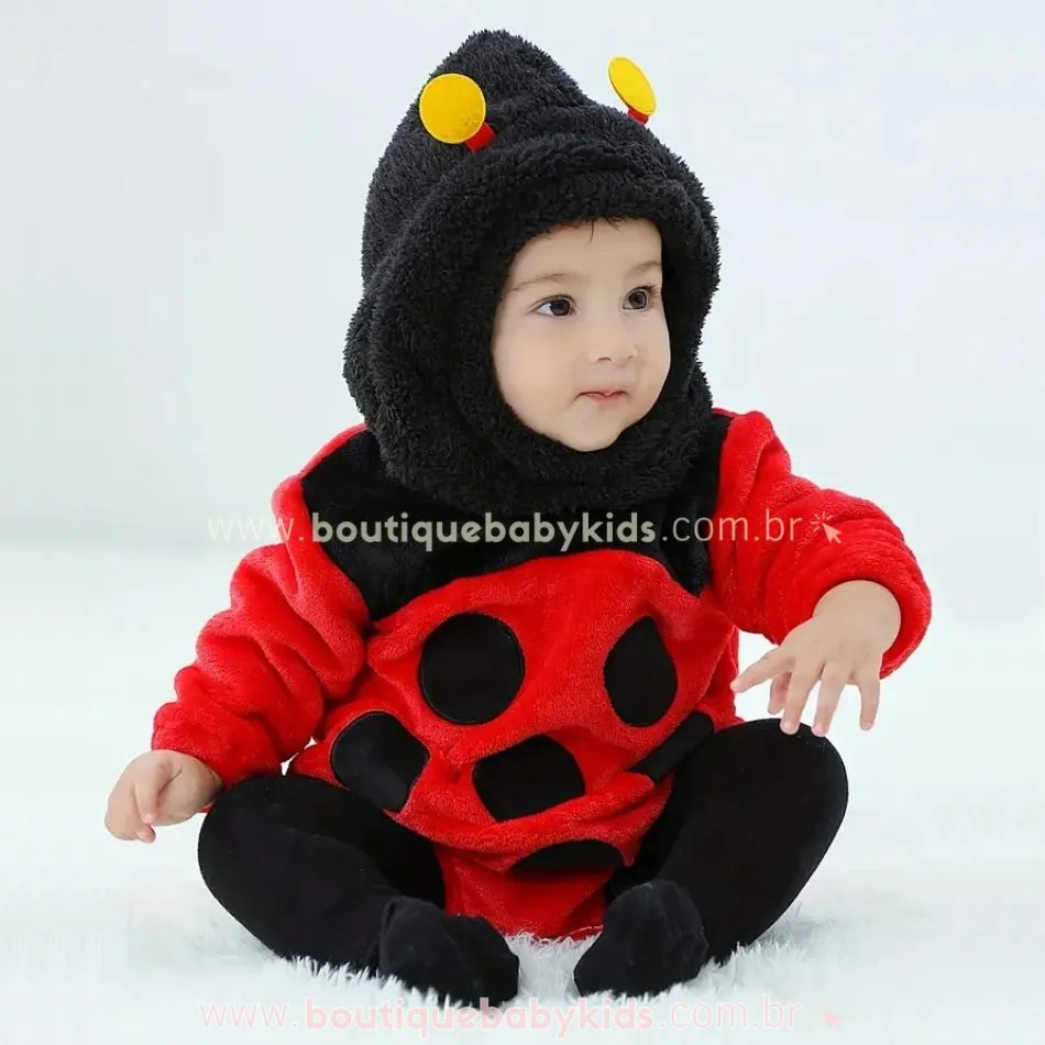 Fantasia Joaninha para bebê com capuz peluciado e bolinhas pretas, ideal para fotos e festas