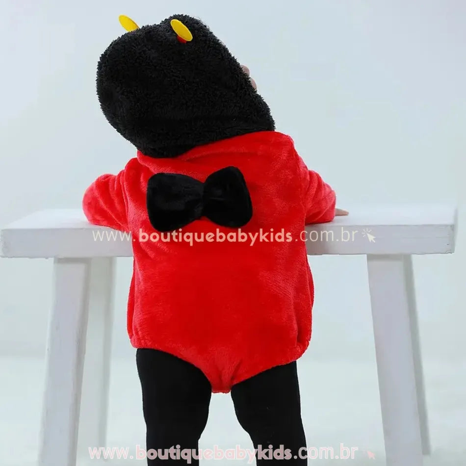 Costas do Body Bebê Fantasia Joaninha com asinha decorativa e acabamento em pelúcia