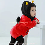 Bebê de perfil usando Body Fantasia Joaninha com capuz e anteninhas em pelúcia macia