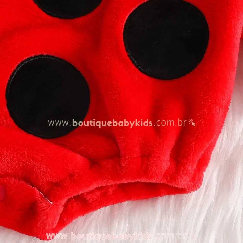 Estampa de bolinhas pretas aplicadas no Body Bebê Fantasia Joaninha com tecido peluciado