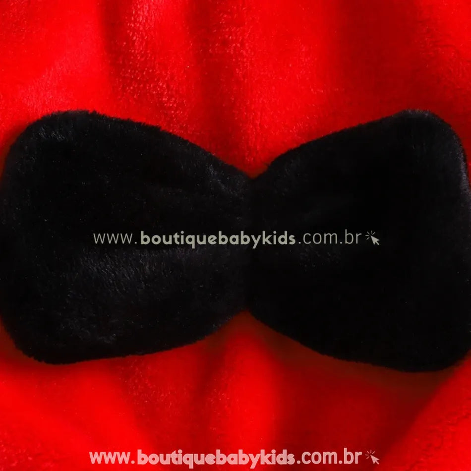 Laço preto em pelúcia nas costas do Body Bebê Fantasia Joaninha temático e aconchegante