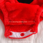 Fechamento inferior do Body Bebê Fantasia Joaninha com botões de pressão para troca de fraldas