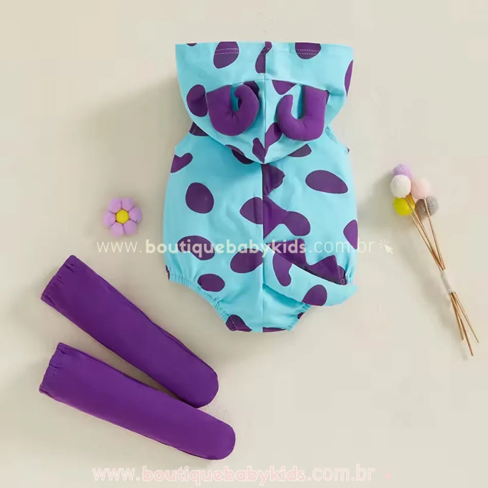 Vista traseira do body fantasia Monstrinho Sulley, mostrando o capuz com chifrinhos e o detalhe da cauda decorativa.