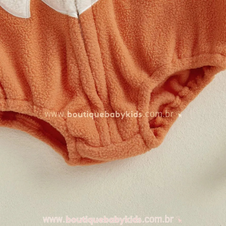 Parte inferior do body bebê raposinha com acabamento elástico e tecido peluciado macio.