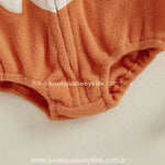 Parte inferior do body bebê raposinha com acabamento elástico e tecido peluciado macio.