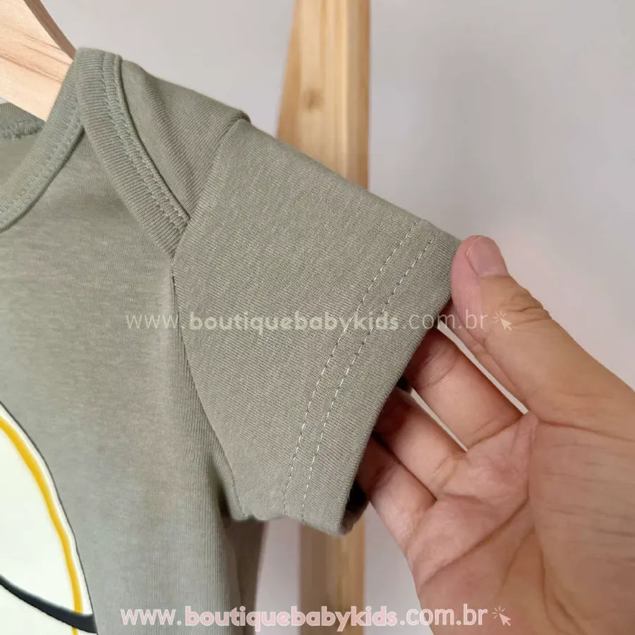Detalhe do tecido de algodão macio do body fantasia e acabamento reforçado na costura da manga.