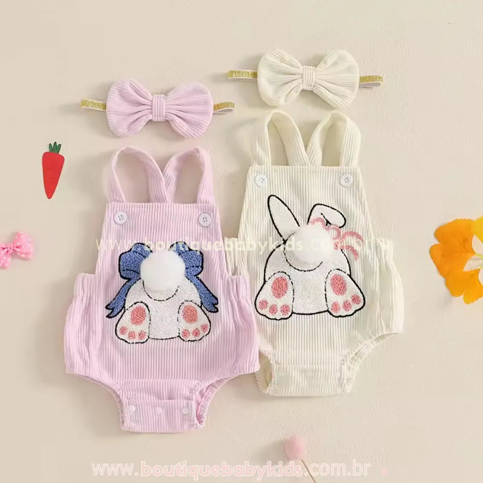 Duas versões do body bebê jardineira com estampa de coelhinha da Páscoa, uma em rosa com laço azul e outra em bege com laço rosa, ambas com faixa de cabelo combinando.