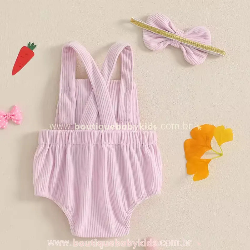 Parte traseira do body bebê jardineira rosa, destacando as alças cruzadas e a modelagem confortável da peça. 