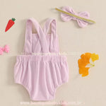 Parte traseira do body bebê jardineira rosa, destacando as alças cruzadas e a modelagem confortável da peça. 