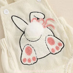 Close do bordado da coelhinha na parte frontal do body, com textura aveludada, orelhinha dobrada e pompom macio representando o rabinho. 