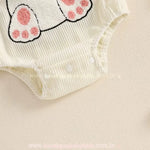 Close da parte inferior do body, mostrando os botões de pressão no entrepernas para facilitar a troca de fraldas. 