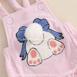 Close da estampa bordada da coelhinha no body bebê jardineira rosa, mostrando o acabamento em plush, detalhes bordados e rabinho de pompom branco. 