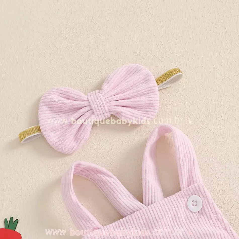 Faixa de cabelo elástica em tecido canelado rosa com laço, combinando com o body bebê jardineira. 