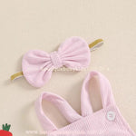 Faixa de cabelo elástica em tecido canelado rosa com laço, combinando com o body bebê jardineira. 