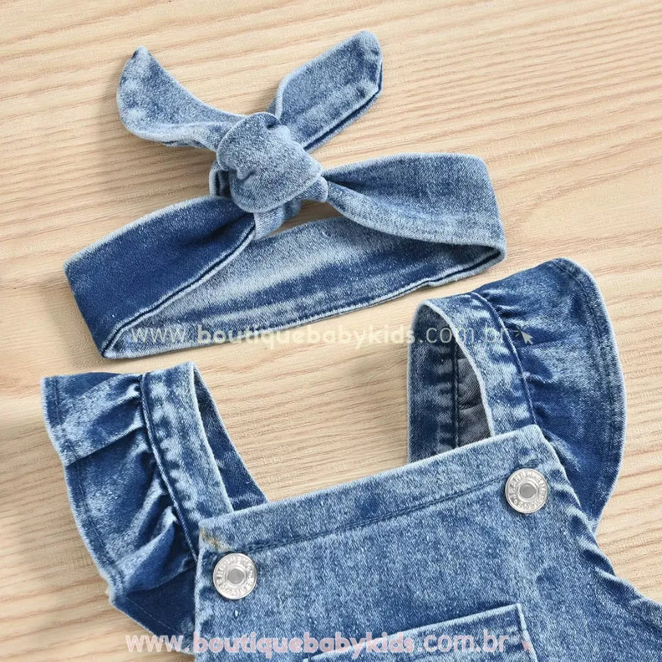 Close-up da faixa de cabelo jeans com nó decorativo, combinando com o body jardineira.